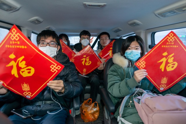 中国石油大学（华东）“爱心专车”护送大学生返乡