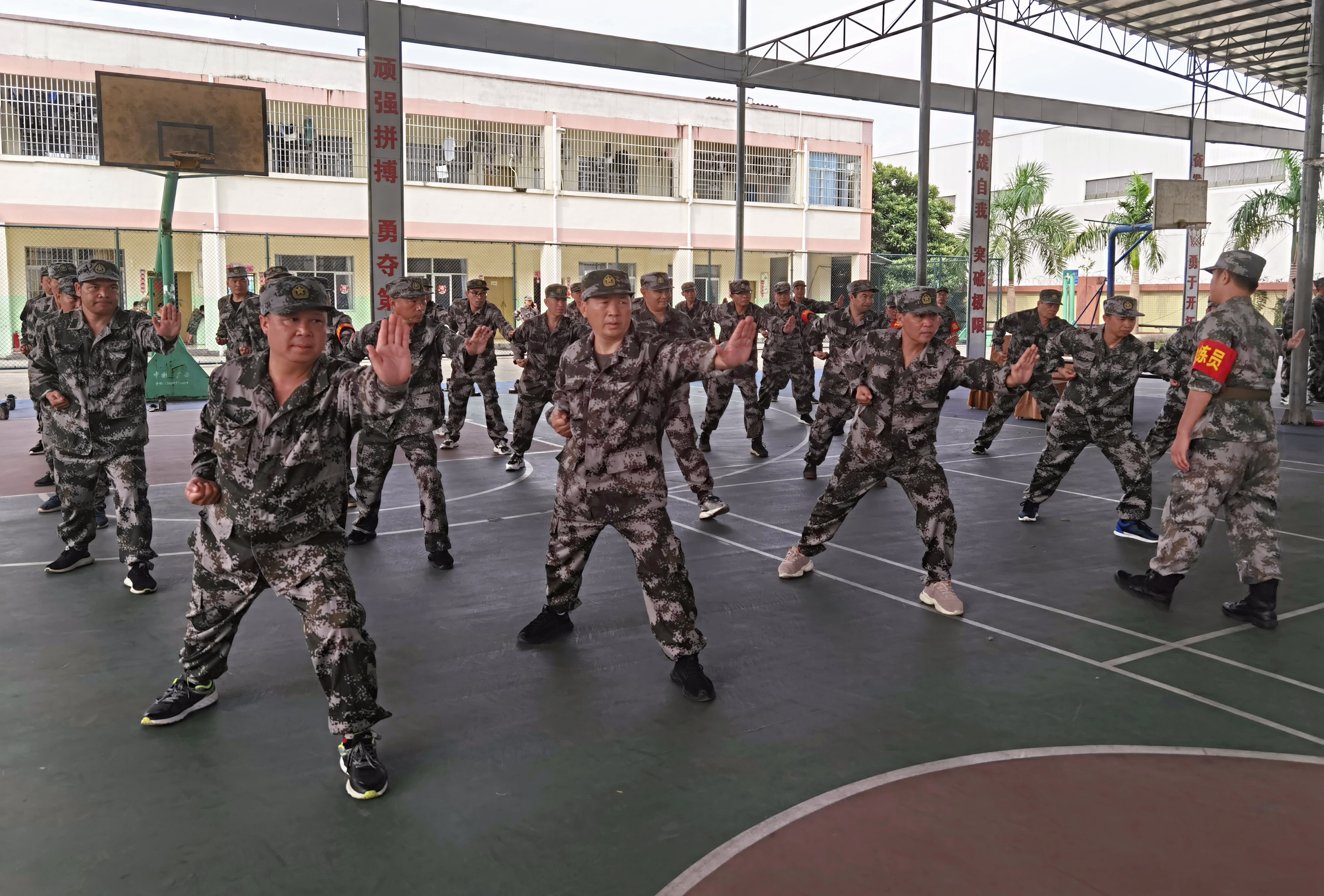 广西马山：开学前把校长送去军训