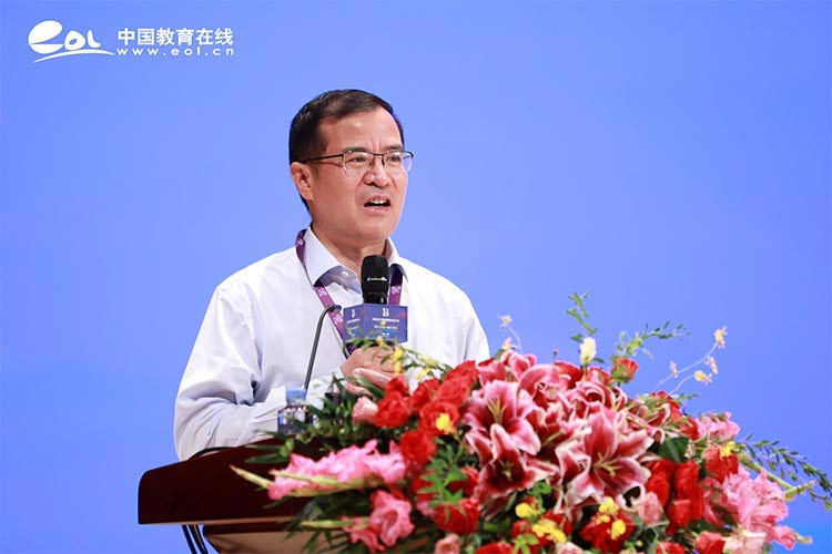 怀育人之初心 向变化之未来——2022紫荆教育论坛在京隆重举行