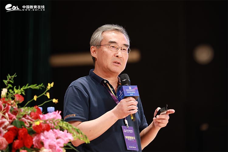 怀育人之初心 向变化之未来——2022紫荆教育论坛在京隆重举行
