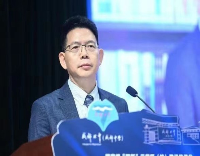 成都教科院院长罗清红在第47届国际教育评价协会年会上远程介绍成都共享教育