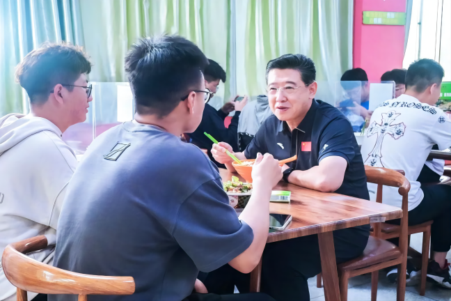 天津城建大学校长白海力与学子共度国庆