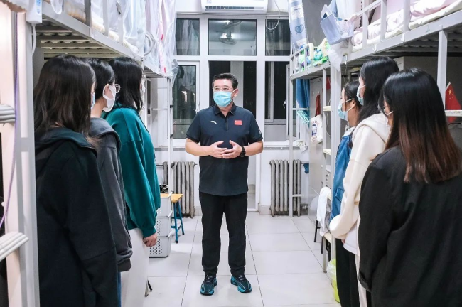 天津城建大学校长白海力与学子共度国庆