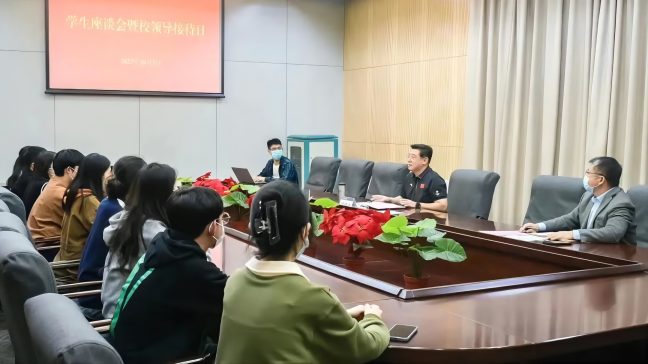 天津城建大学校长白海力与学子共度国庆