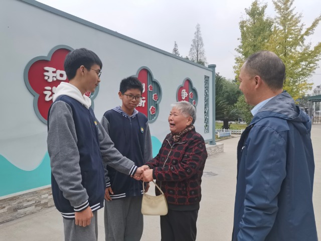 宁波奉化两名中学生在公交停靠站搀扶跌倒的七旬老人