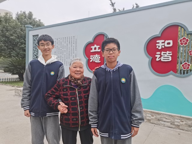 宁波奉化两名中学生在公交停靠站搀扶跌倒的七旬老人