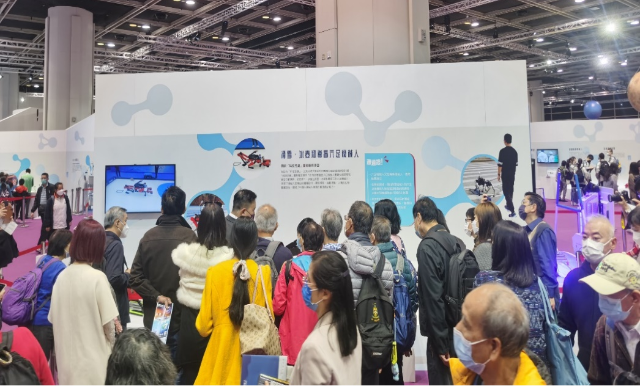 上海交通大学滑雪、冰壶和导盲三款六足机器人亮相香港“创科博览2022”