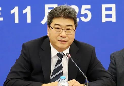 国务院任免国家工作人员：陈杰、吴岩任教育部副部长