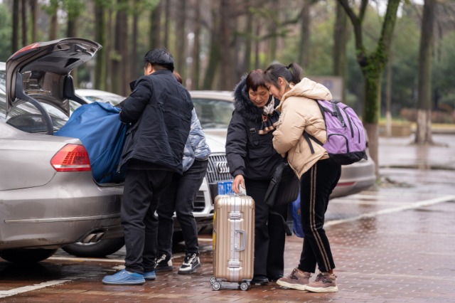 浙江万里学院：春季开学欢迎学生家长陪同入校
