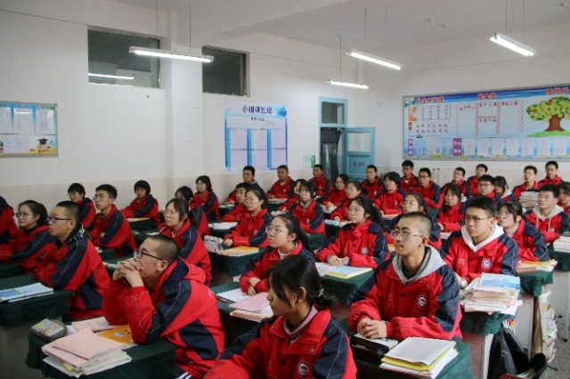 甘肃静宁：《中国诗词大会》亚军朱彦军为学子讲“开学第一课”