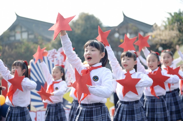 成都市青羊区千名学生“快闪”街头 传唱雷锋精神