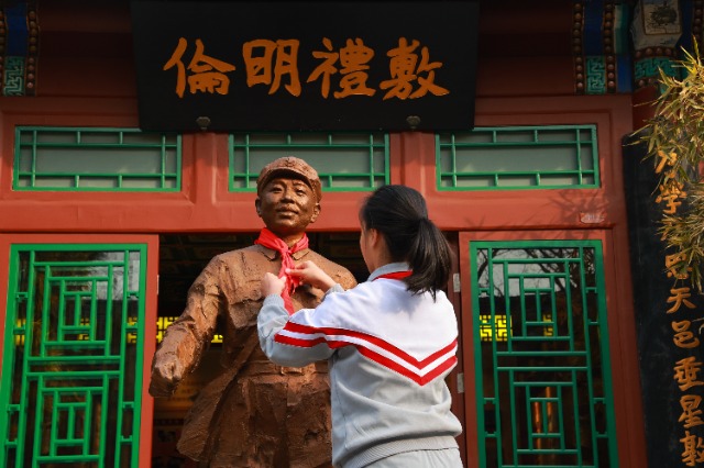 中国美术馆馆藏《雷锋》铜像首次在北京中小学校园展出