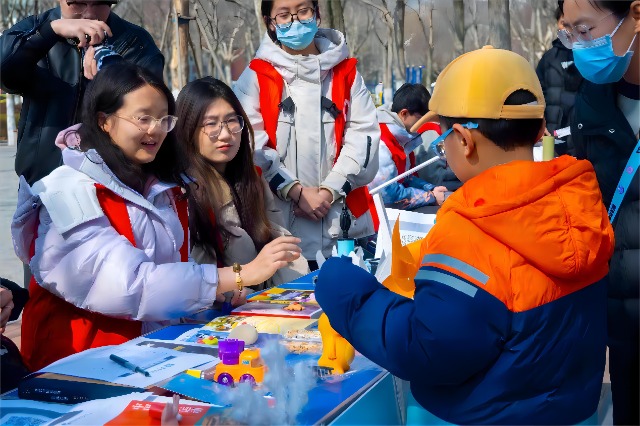 中国石油大学（华东）“有爱公益市集”燃情开市