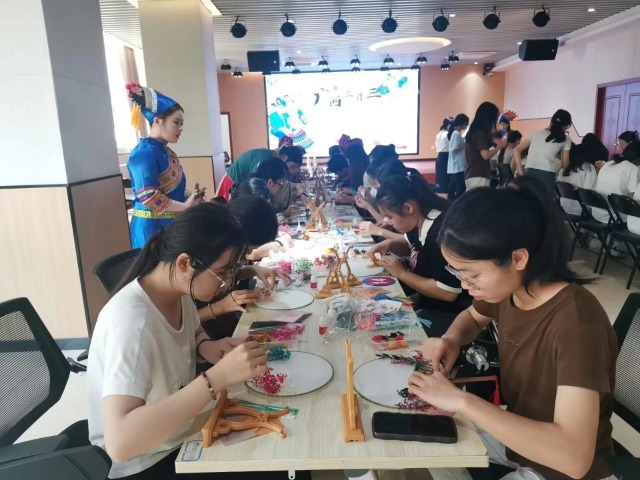 广西卫生职业技术学院：开展“三月三”传统手工制作展示活动