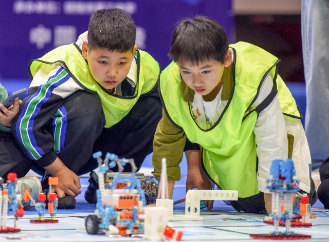 安徽铜陵：青少年机器人竞赛开赛 中小学生同场竞技