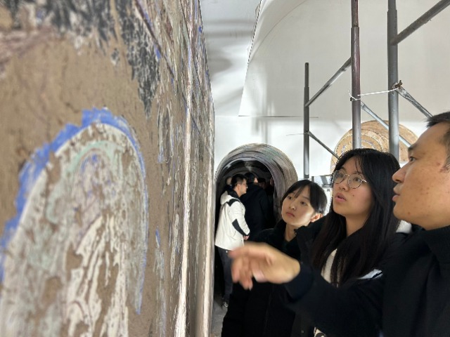 上海版专：学子跟着“上海工匠”还原千年石窟