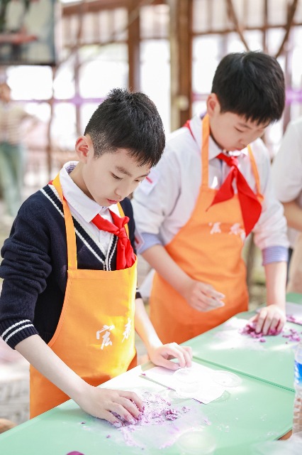 上海嘉定：葡萄架下上起了劳动教育课