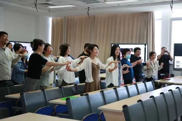 “白天上班，晚上学艺！”夜校为什么会火？