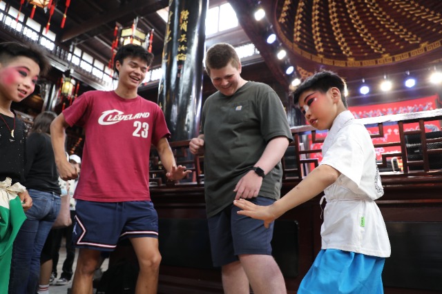 美国青少年秒变京剧小戏迷——“真不赖呆!”