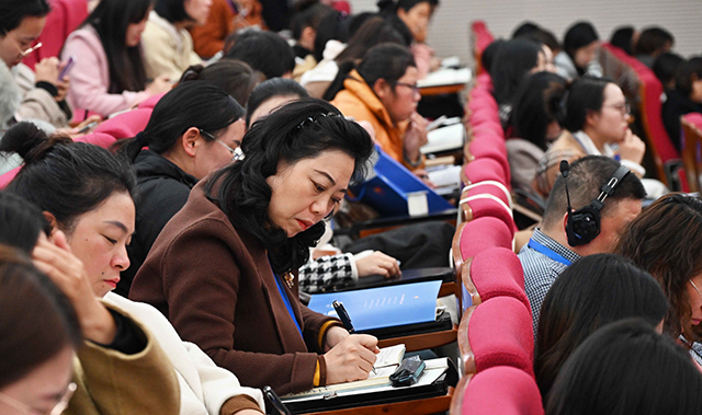 “从确定性出发，在充满不确定因素的海洋上航行”