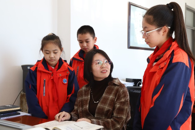 “娃娃送到学校，我们一百个放心。”