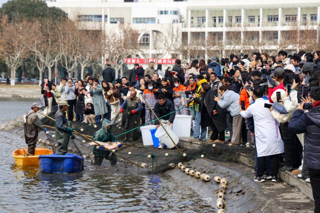 上海对外经贸大学：全校师生共享2024冬日捕鱼“盛宴”