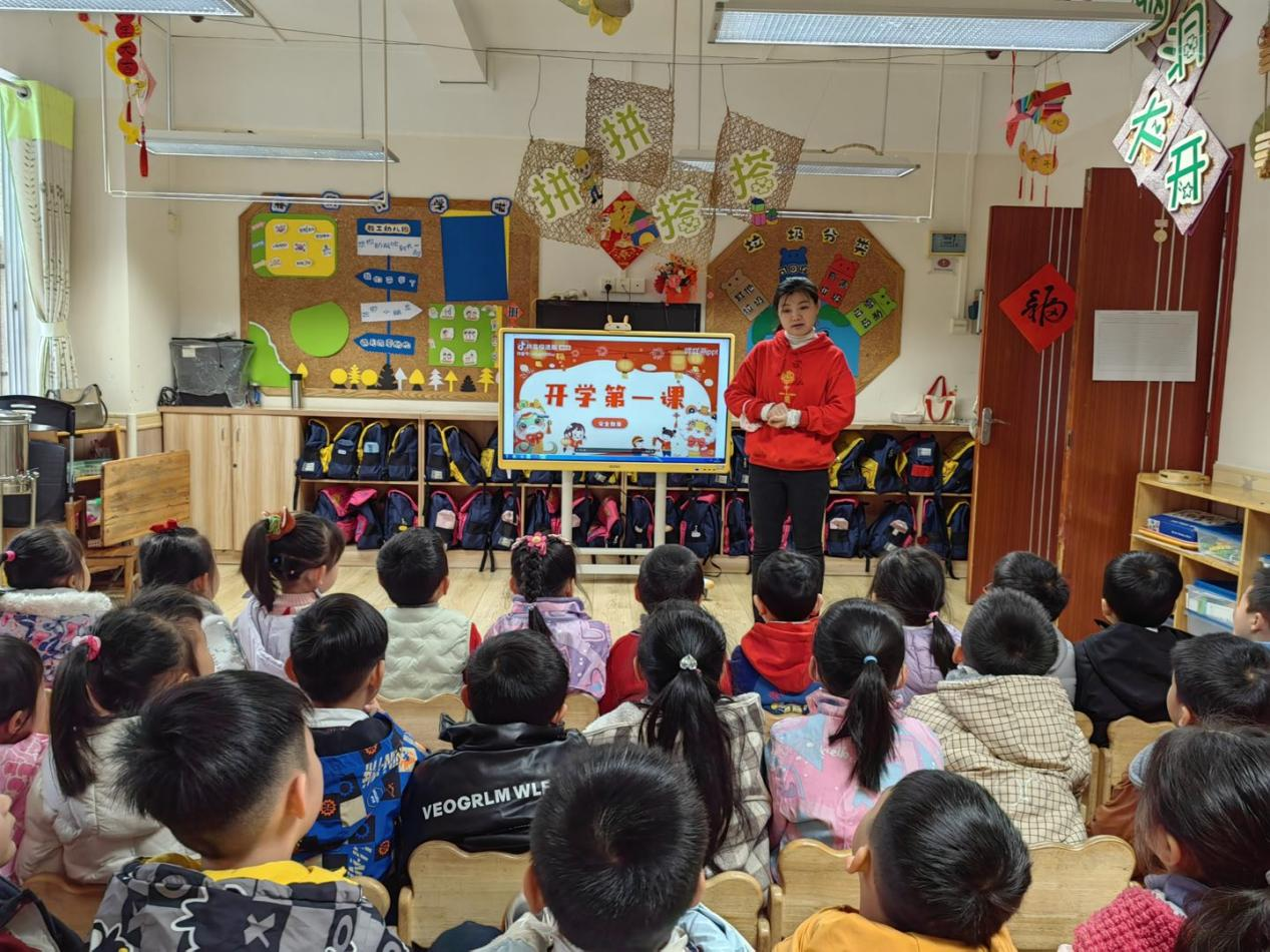 广西梧州：开学仪式感满满 师生喜迎新学期