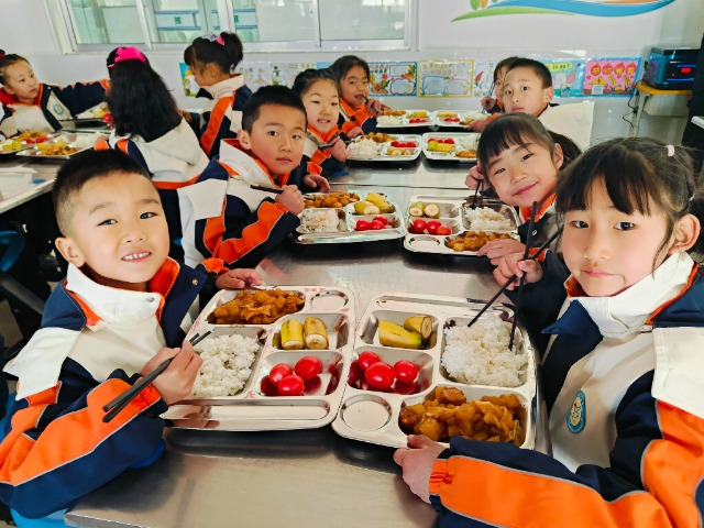 甘肃临泽：“小餐盘”托起乡村教育“大民生”