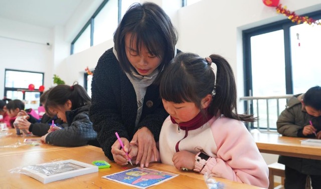 让在家孩子舒心、在外家长放心——一个劳务输出大县的家庭教育互助见闻