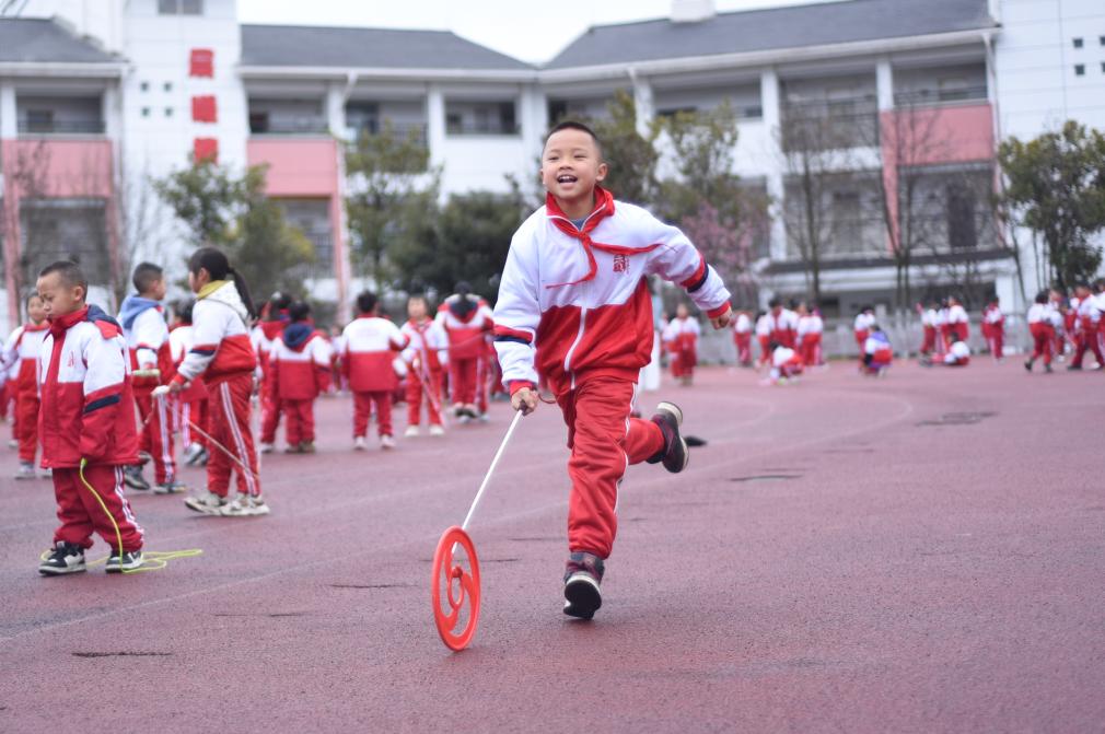 “让孩子们动起来、玩起来、笑起来”——代表委员热议青少年运动锻炼